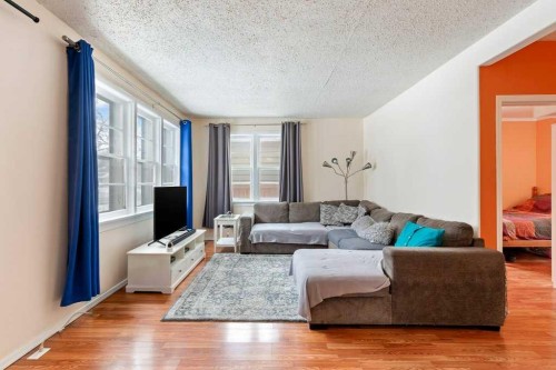 5412 50 Street West, Lloydminster, AB - Indoor Photo Showing Living Room