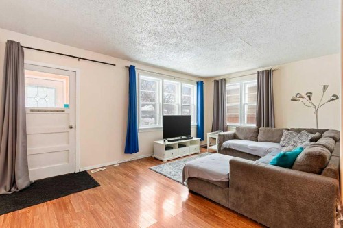 5412 50 Street West, Lloydminster, AB - Indoor Photo Showing Living Room