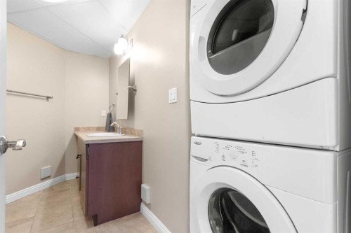 319-4102 69, Lloydminster, AB - Indoor Photo Showing Laundry Room