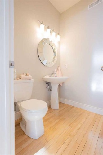 737 8 Avenue, Wainwright, AB - Indoor Photo Showing Bathroom