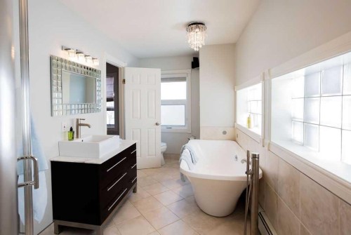 737 8 Avenue, Wainwright, AB - Indoor Photo Showing Bathroom