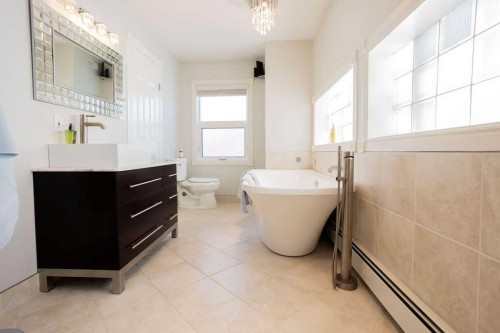 737 8 Avenue, Wainwright, AB - Indoor Photo Showing Bathroom