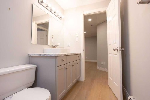 737 8 Avenue, Wainwright, AB - Indoor Photo Showing Bathroom