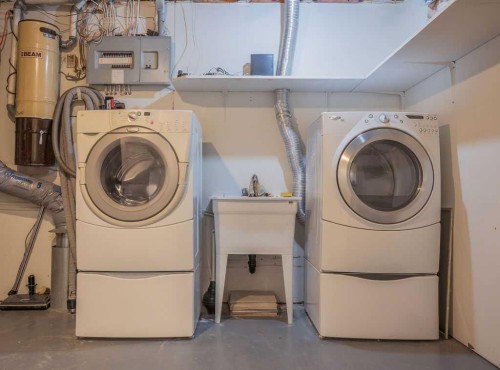 737 8 Avenue, Wainwright, AB - Indoor Photo Showing Laundry Room
