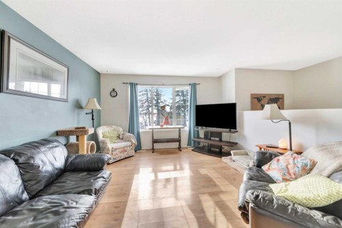 220 1 Avenue East, Maidstone, SK - Indoor Photo Showing Living Room