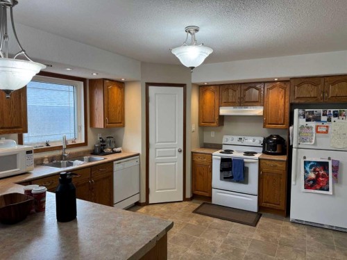 2608B 11 Avenue, Wainwright, AB - Indoor Photo Showing Kitchen With Double Sink