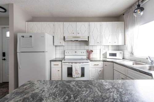 3004 48 Avenue, Lloydminster, SK - Indoor Photo Showing Kitchen