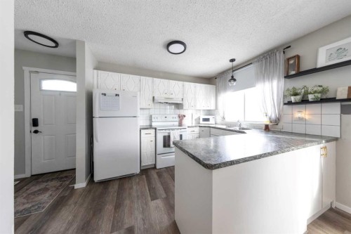 3004 48 Avenue, Lloydminster, SK - Indoor Photo Showing Kitchen