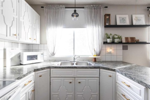 3004 48 Avenue, Lloydminster, SK - Indoor Photo Showing Kitchen With Double Sink