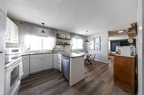 3004 48 Avenue, Lloydminster, SK - Indoor Photo Showing Kitchen