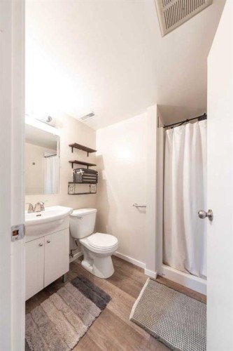 3004 48 Avenue, Lloydminster, SK - Indoor Photo Showing Bathroom