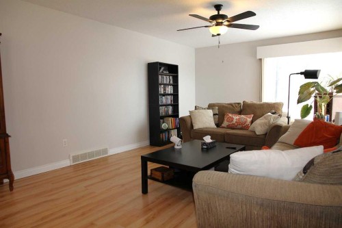 13 Railway Avenue, Marsden, SK - Indoor Photo Showing Living Room