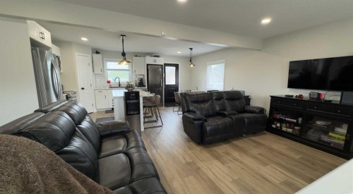 906 10 Avenue, Wainwright, AB - Indoor Photo Showing Living Room