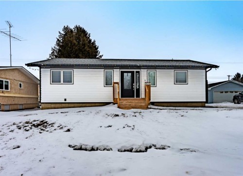 906 10 Avenue, Wainwright, AB - Outdoor With Exterior