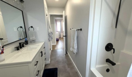 906 10 Avenue, Wainwright, AB - Indoor Photo Showing Bathroom