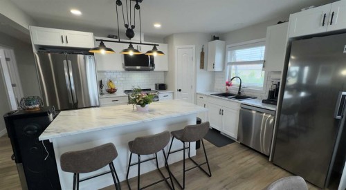 906 10 Avenue, Wainwright, AB - Indoor Photo Showing Kitchen With Double Sink With Upgraded Kitchen