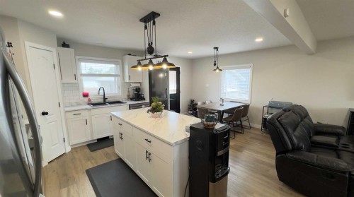 906 10 Avenue, Wainwright, AB - Indoor Photo Showing Kitchen
