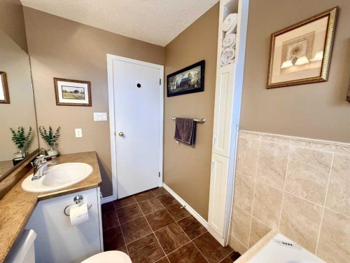 1621 4 Avenue, Wainwright, AB - Indoor Photo Showing Bathroom