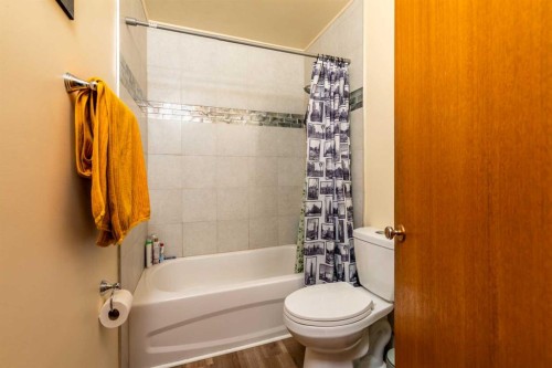 4813 46 Street, Lloydminster, SK - Indoor Photo Showing Bathroom
