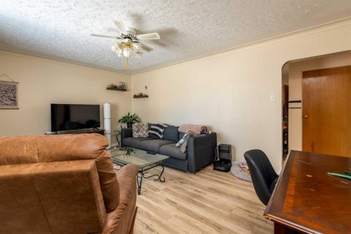 4813 46 Street, Lloydminster, SK - Indoor Photo Showing Living Room