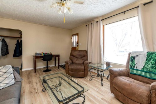 4813 46 Street, Lloydminster, SK - Indoor Photo Showing Living Room