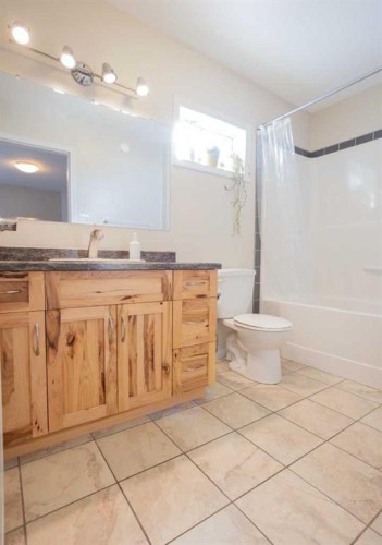 2413 7 Avenue, Wainwright, AB - Indoor Photo Showing Bathroom