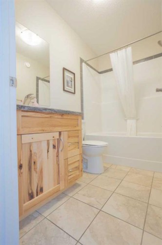 2413 7 Avenue, Wainwright, AB - Indoor Photo Showing Bathroom