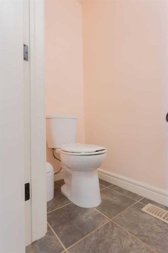 822 28 Street, Wainwright, AB - Indoor Photo Showing Bathroom