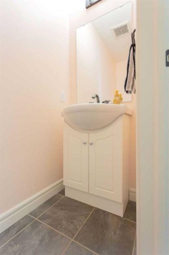 822 28 Street, Wainwright, AB - Indoor Photo Showing Bathroom