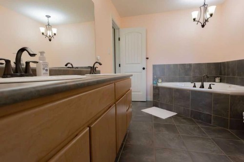822 28 Street, Wainwright, AB - Indoor Photo Showing Bathroom