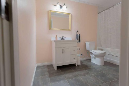 822 28 Street, Wainwright, AB - Indoor Photo Showing Bathroom