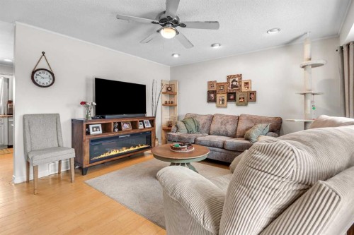 4812 53 Avenue, Kitscoty, AB - Indoor Photo Showing Living Room
