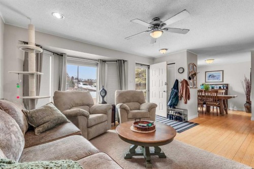 4812 53 Avenue, Kitscoty, AB - Indoor Photo Showing Living Room