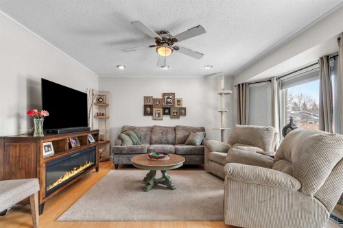4812 53 Avenue, Kitscoty, AB - Indoor Photo Showing Living Room