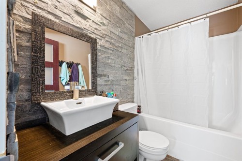 2305 61 A Avenue, Lloydminster, AB - Indoor Photo Showing Bathroom
