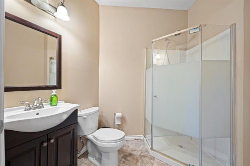 2305 61 A Avenue, Lloydminster, AB - Indoor Photo Showing Bathroom