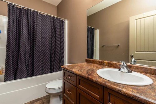 1902 56 Avenue, Lloydminster, AB - Indoor Photo Showing Bathroom