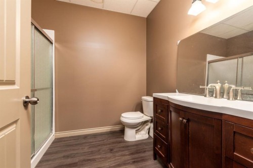 1902 56 Avenue, Lloydminster, AB - Indoor Photo Showing Bathroom