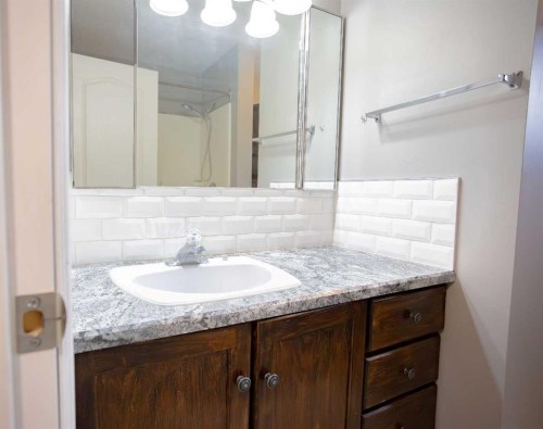 518 3 Street, Wainwright, AB - Indoor Photo Showing Bathroom