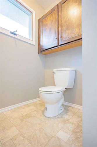 518 3 Street, Wainwright, AB - Indoor Photo Showing Bathroom