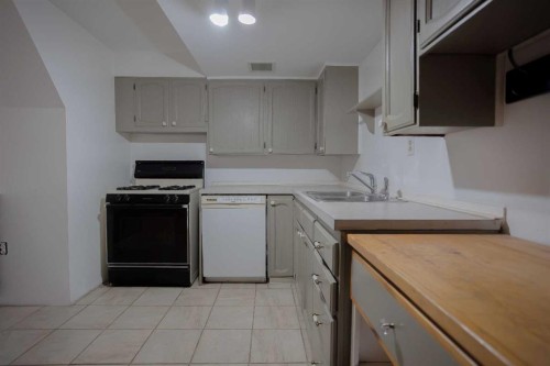518 3 Street, Wainwright, AB - Indoor Photo Showing Kitchen With Double Sink