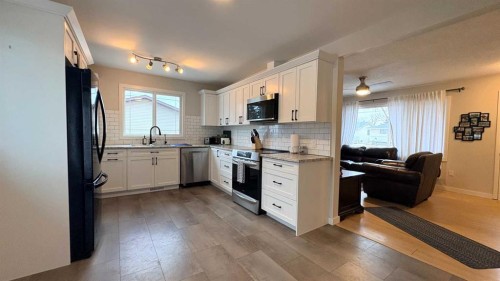 725 7 Avenue, Wainwright, AB - Indoor Photo Showing Kitchen