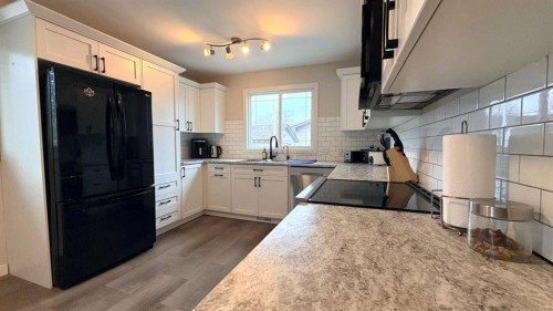 725 7 Avenue, Wainwright, AB - Indoor Photo Showing Kitchen