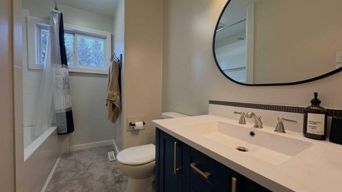 725 7 Avenue, Wainwright, AB - Indoor Photo Showing Bathroom