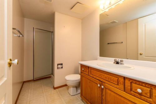 3401 64 Avenue, Lloydminster, AB - Indoor Photo Showing Bathroom