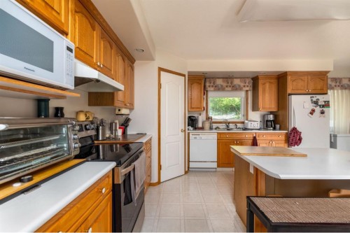 3401 64 Avenue, Lloydminster, AB - Indoor Photo Showing Kitchen