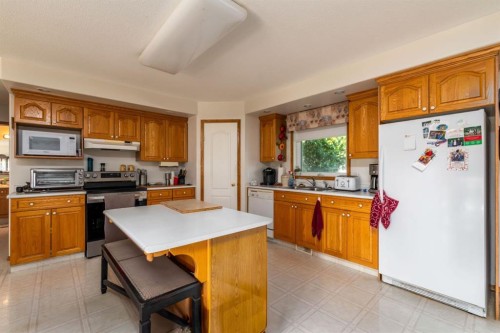 3401 64 Avenue, Lloydminster, AB - Indoor Photo Showing Kitchen With Double Sink