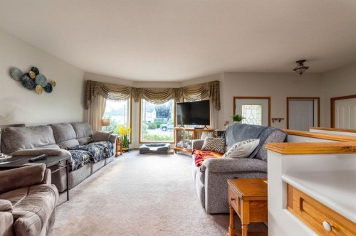3401 64 Avenue, Lloydminster, AB - Indoor Photo Showing Living Room