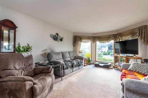 3401 64 Avenue, Lloydminster, AB - Indoor Photo Showing Living Room