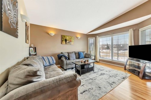 1701 52 Avenue, Lloydminster, AB - Indoor Photo Showing Living Room